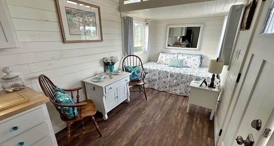 GORGEOUS Tiny with a BATHTUB - Image 3